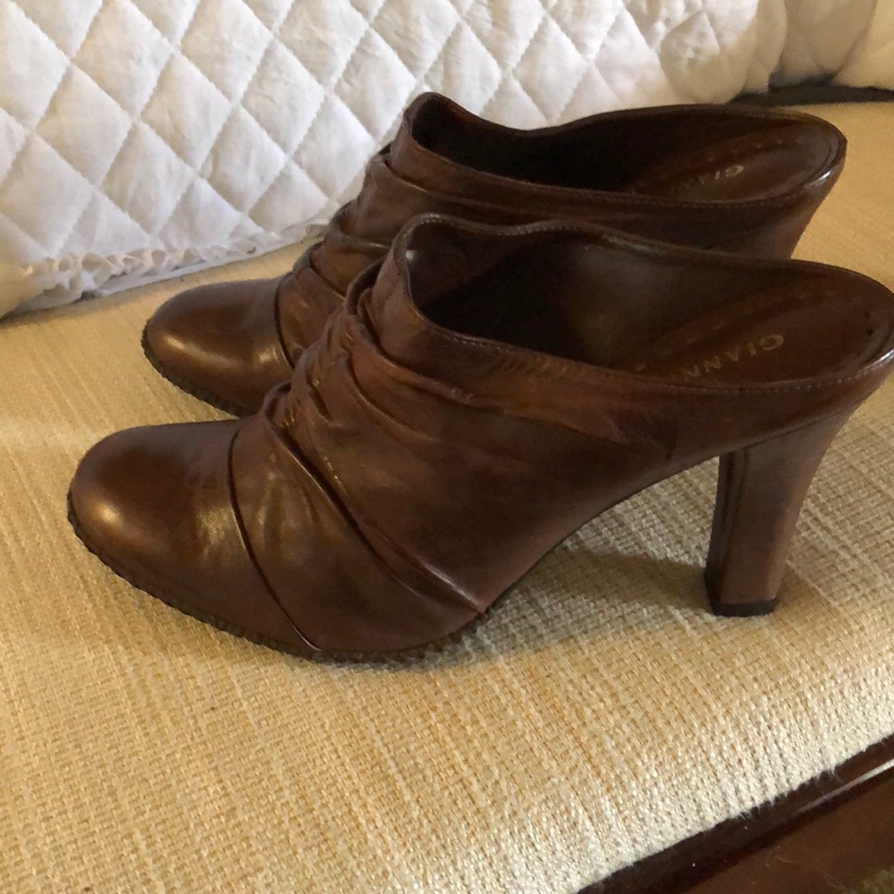 Leather clogs by Gianni Bini Oxblood color